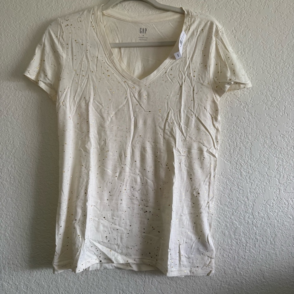 NWT GAP Women's Favorite Tee Cream V-Neck Top with gold details